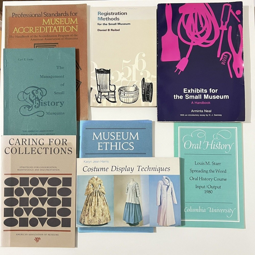Mixed Lot Small Museum Pamplets Books, American Association Museums, Costume